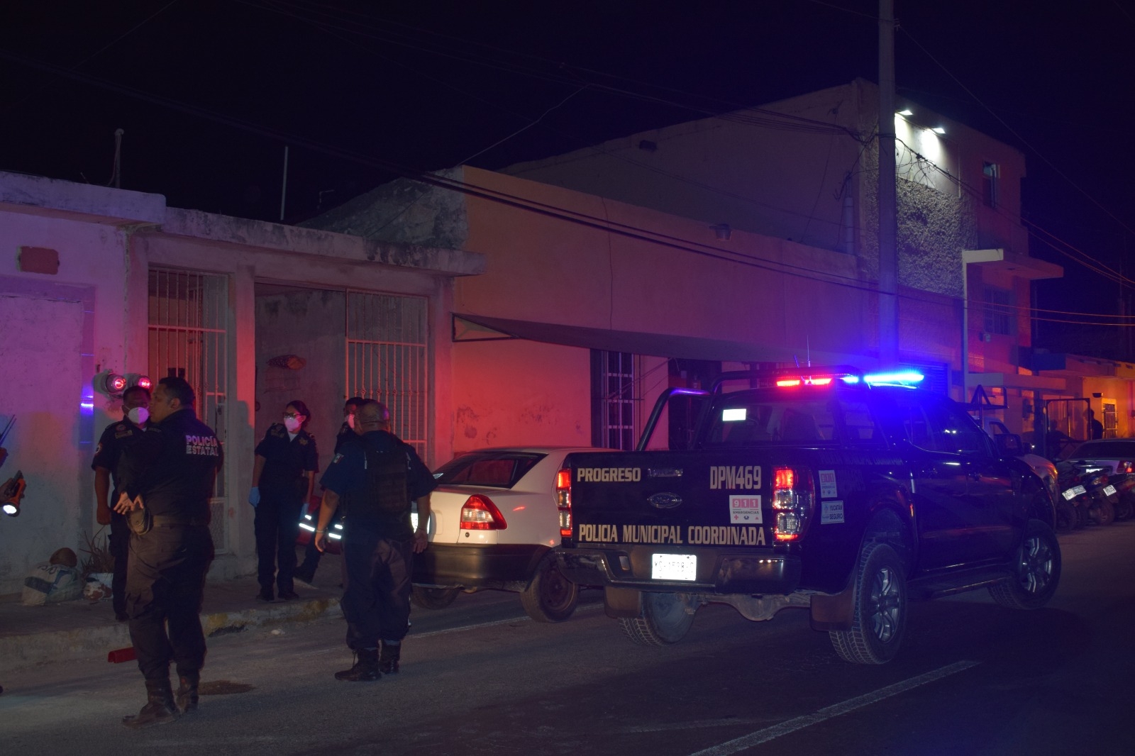 Al lugar arribaron diversos policías para dar seguimiento al ataque y apoyar a su compañero