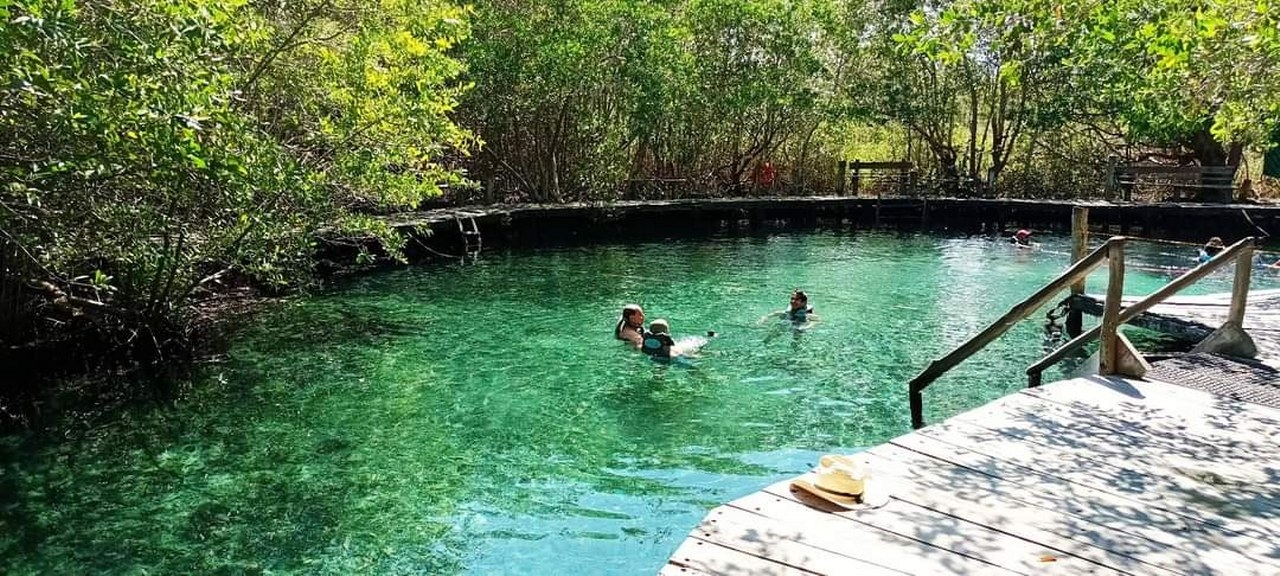 Los visitantes aseguran que al sumergirse en sus aguas rejuveneces 10 años Los visitantes aseguran que al sumergirse en sus aguas rejuveneces 10 años