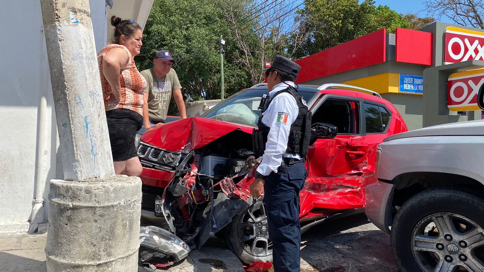 El auto fue proyectado hacia la fachada de una casa