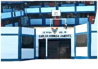 Captan a maestro alzando del cuello a alumna en primaria de Perú