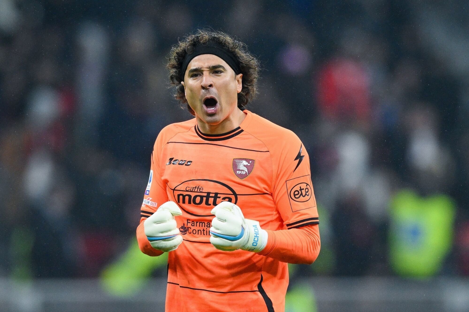 Guillermo Ochoa en el partido de Salernitana vs Inter