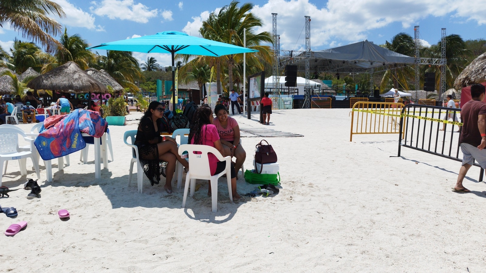 Policías blindaron Playa Bonita por motivo de Semana Santa Policías blindaron Playa Bonita por motivo de Semana Santa