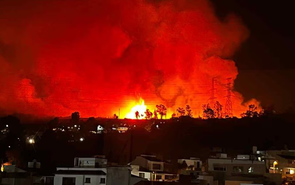 El fuego se puede ver a varios kilómetros de distancia