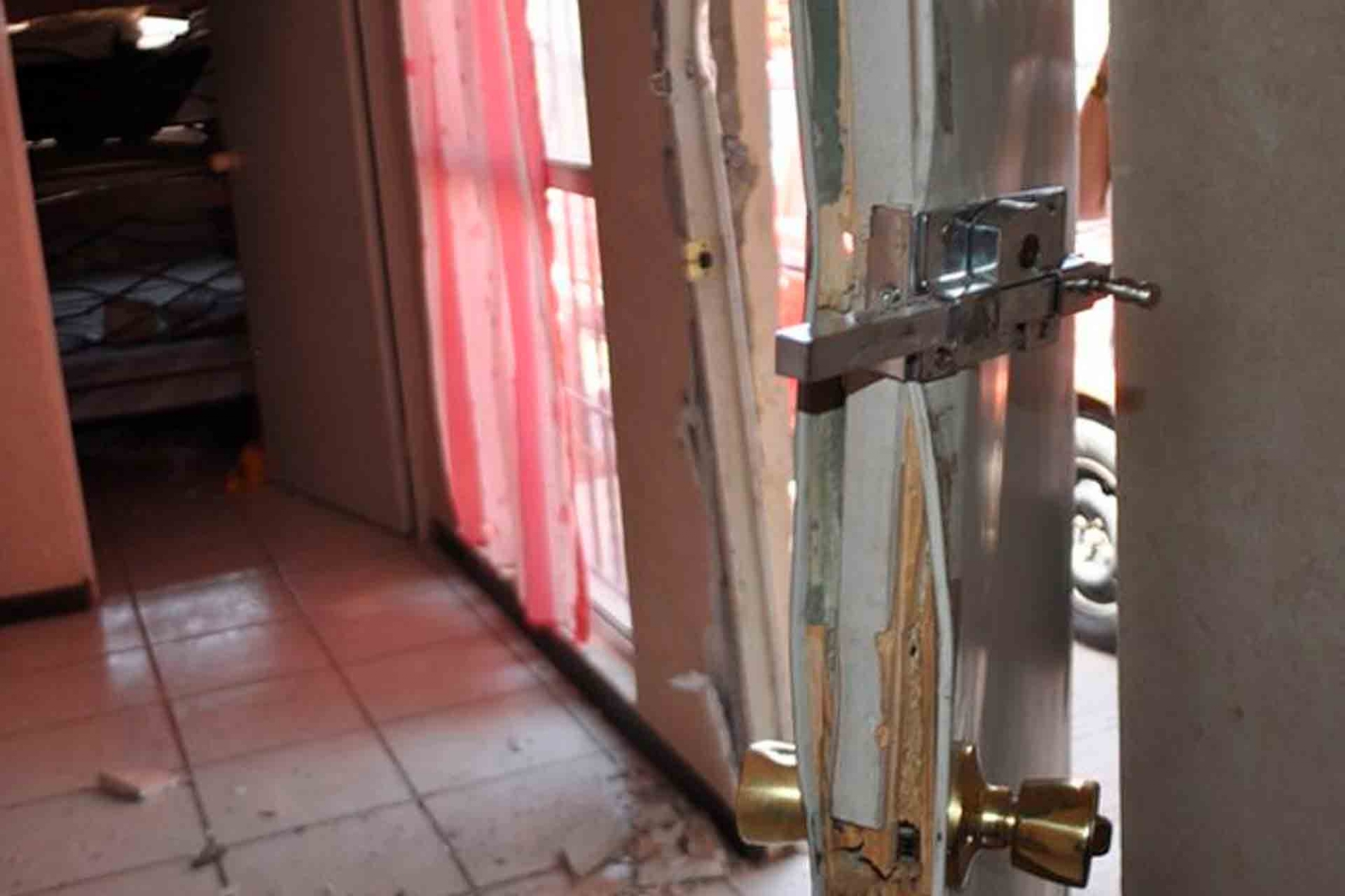 Los ladrones vigilan por tiempos prolongados a sus víctimas potenciales para evitar cualquier falló al ejecutar el atraco Los ladrones vigilan por tiempos prolongados a sus víctimas potenciales para evitar cualquier falló al ejecutar el atraco