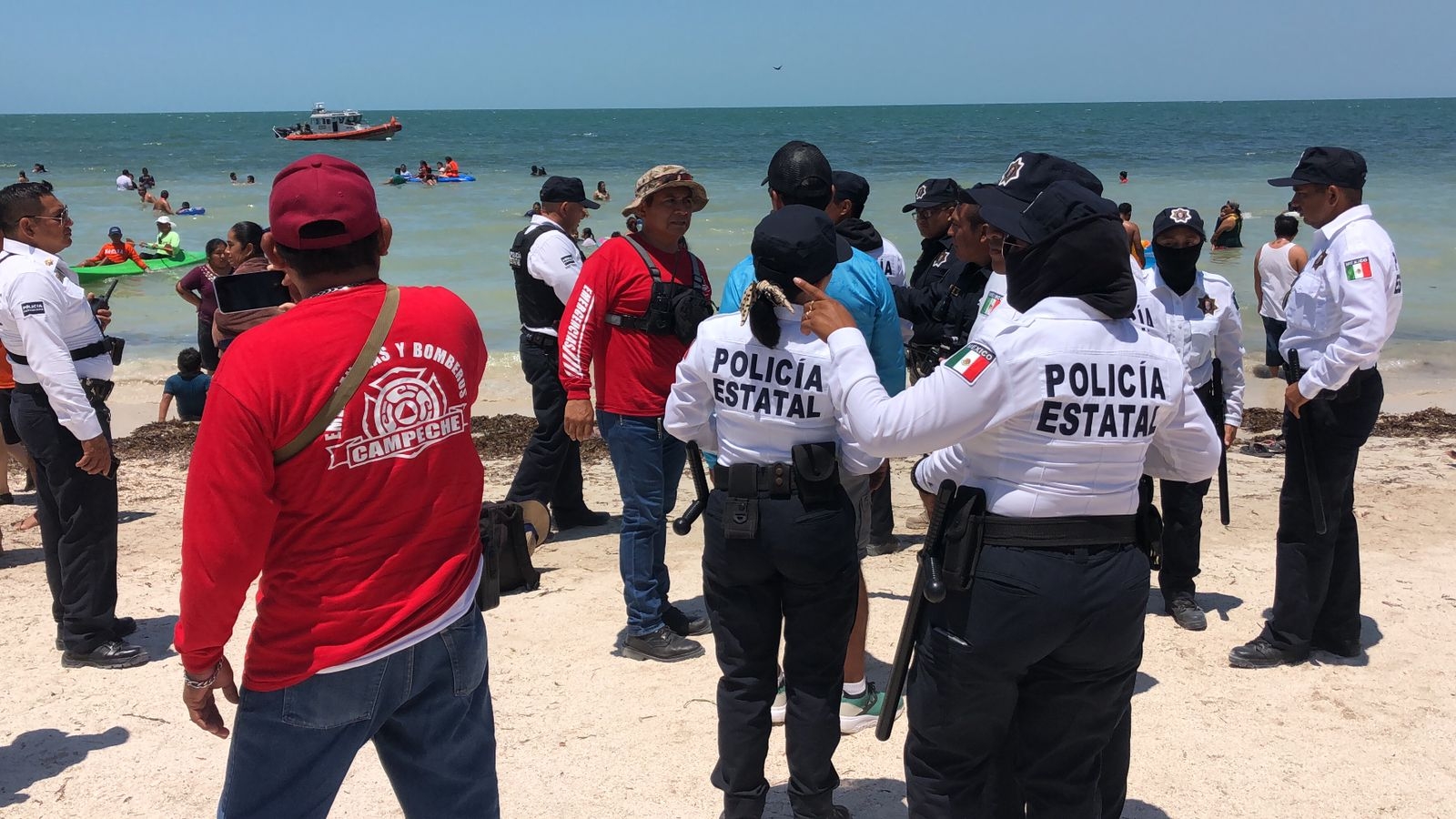 Pese al operativo, el menor llegó solo a la orilla de la playa Pese al operativo, el menor llegó solo a la orilla de la playa