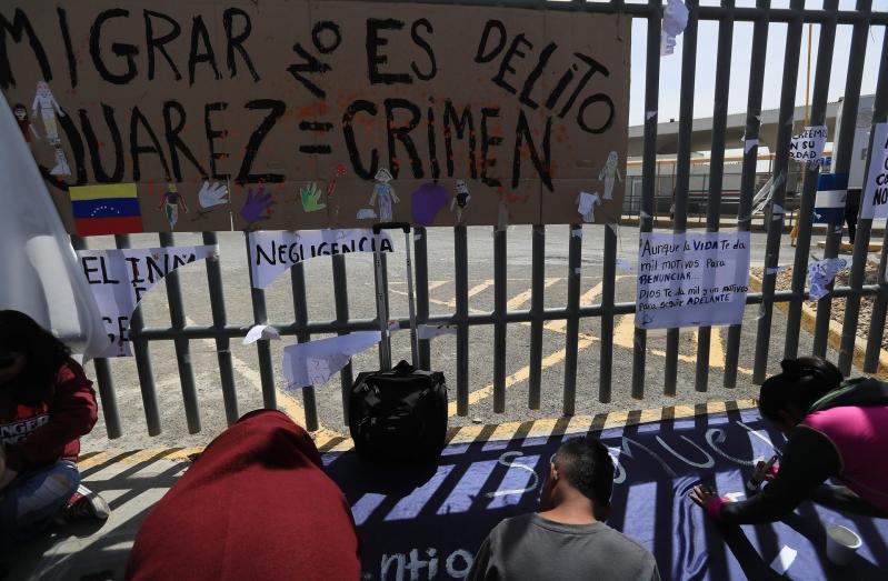 Los cadáveres son llevados en una camioneta Urvan de una empresa particular, y escoltada por una patrulla de la Guardia Nacional (GN) y un vehículo de Migración