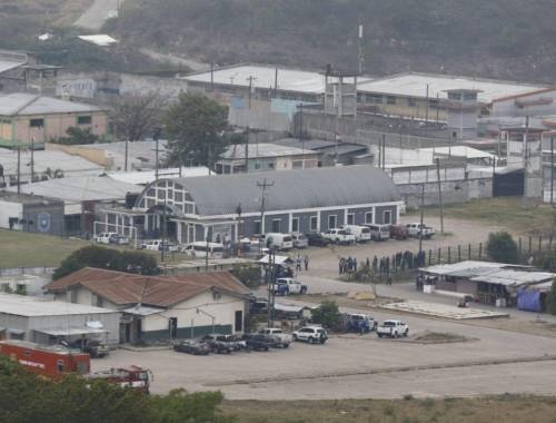 Medios locales dijeron que se escucharon muchos disparos en el interior de los penales, pero las autoridades no confirmaron si los reos tenían armas de fuego