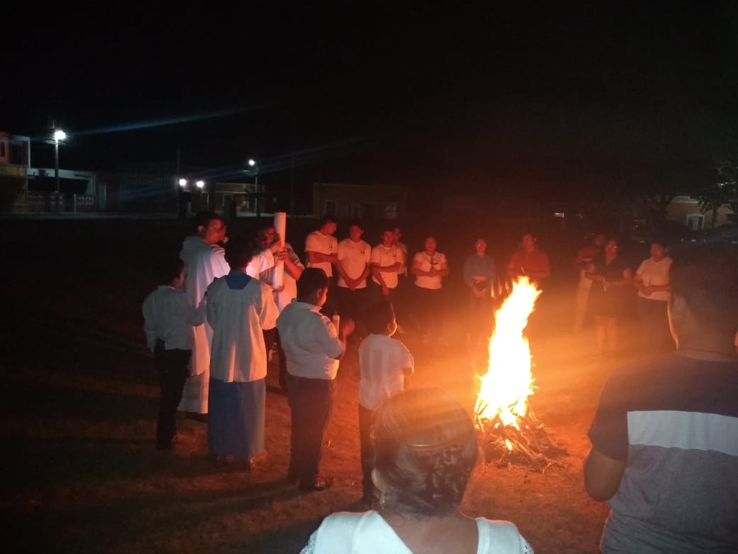 Esté sábado a las 22:00 horas, el párroco de la iglesia Juan Pablo Vera Novelo, bendijo el fuego nuevo, en el centro de la población Esté sábado a las 22:00 horas, el párroco de la iglesia Juan Pablo Vera Novelo, bendijo el fuego nuevo, en el centro de la población