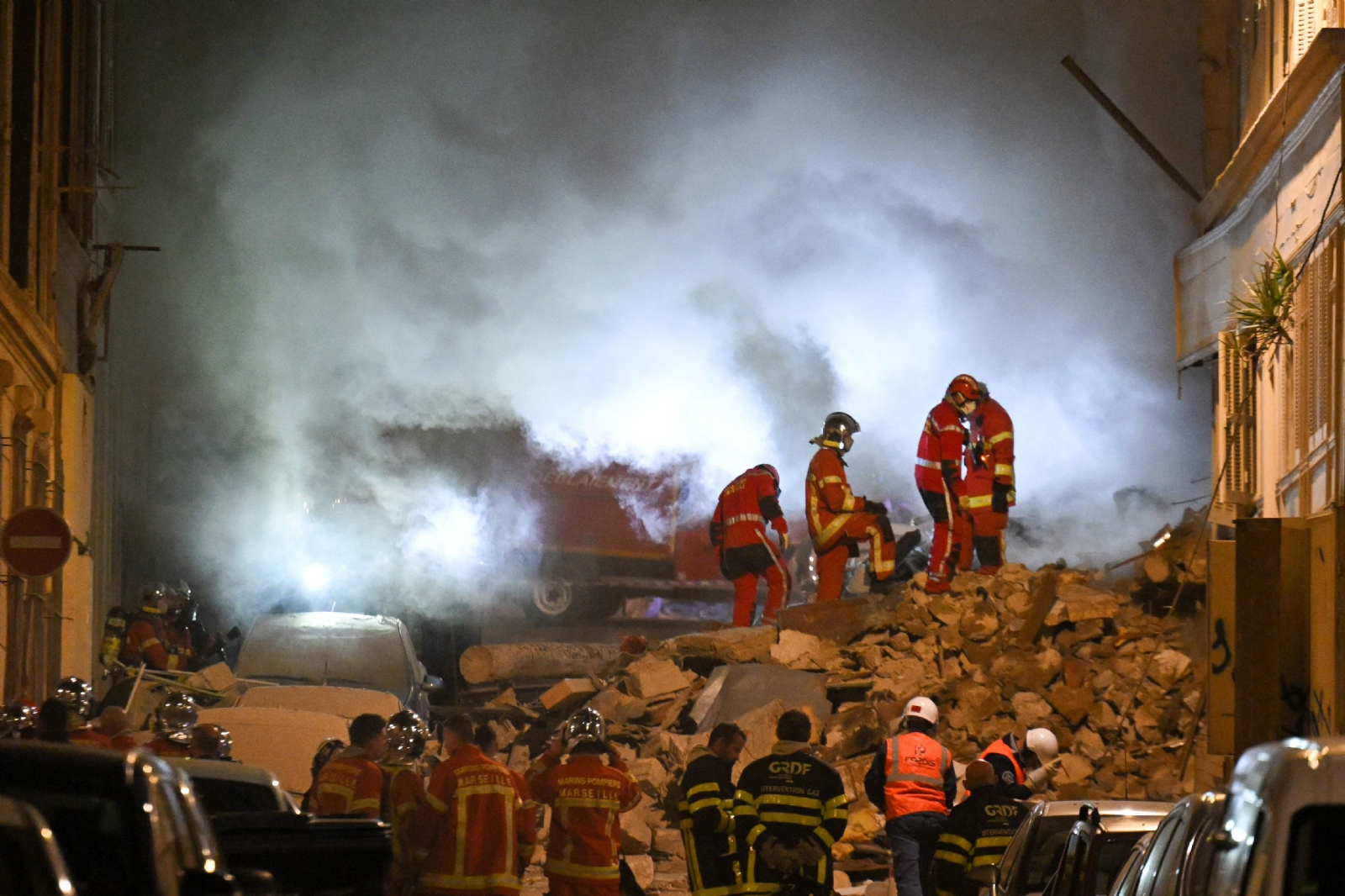 Otros dos edificios aledaños sufrieron derrumbes parciales
