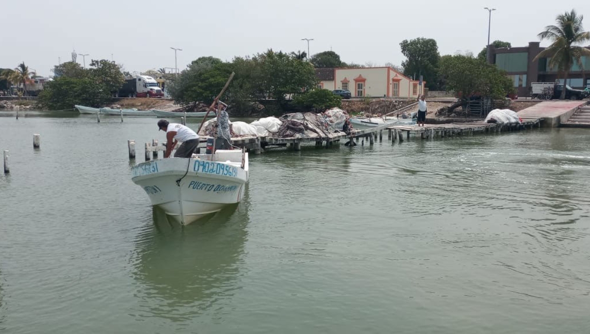 La embarcación “Puerto Champotón 7” se encontraba a la deriva aproximadamente a 16 kilómetros de la costa de Champotón La embarcación “Puerto Champotón 7” se encontraba a la deriva aproximadamente a 16 kilómetros de la costa de Champotón