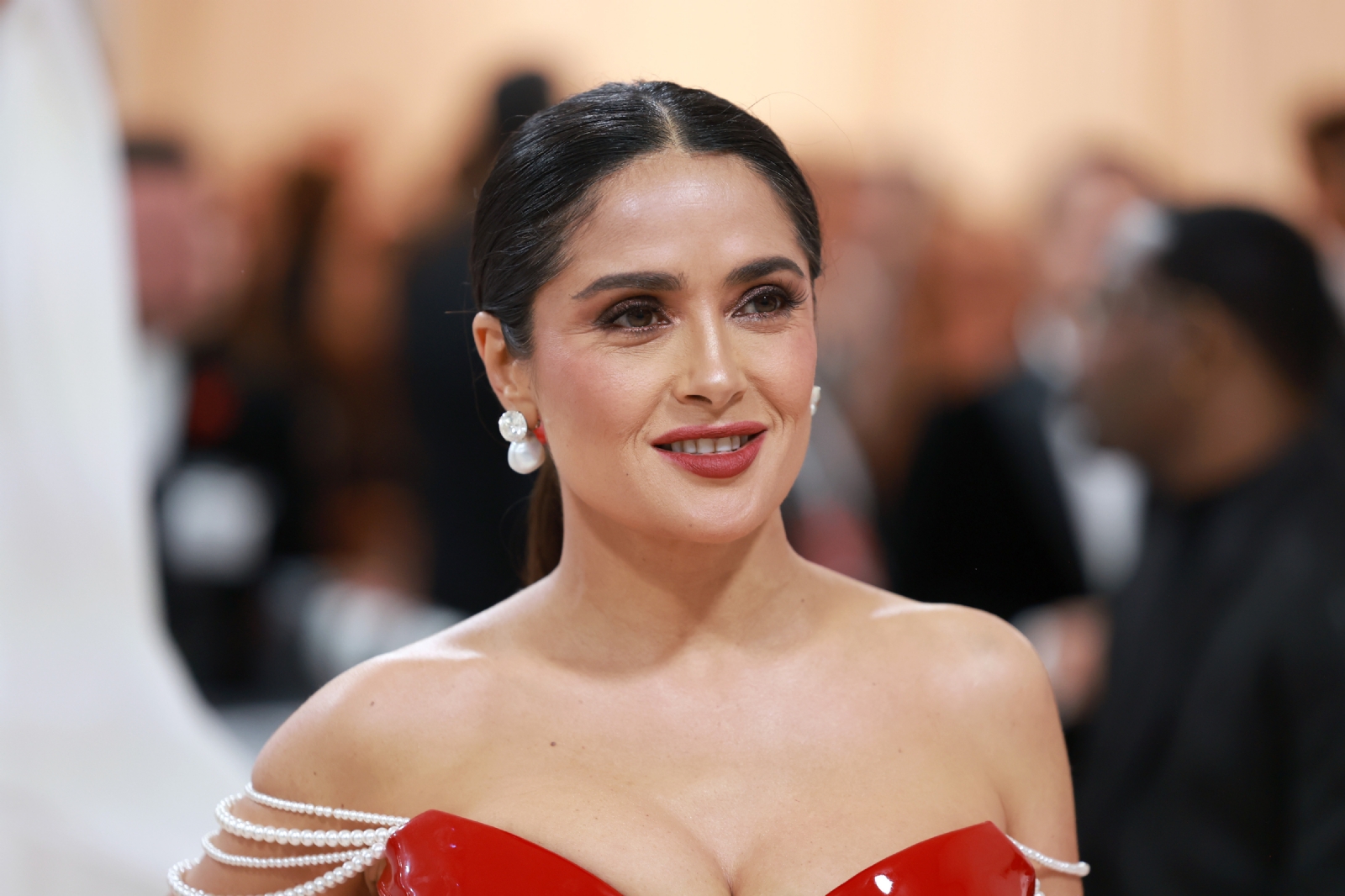 La actriz sorprendió con su elegancia junto a su esposo. Foto: Especial