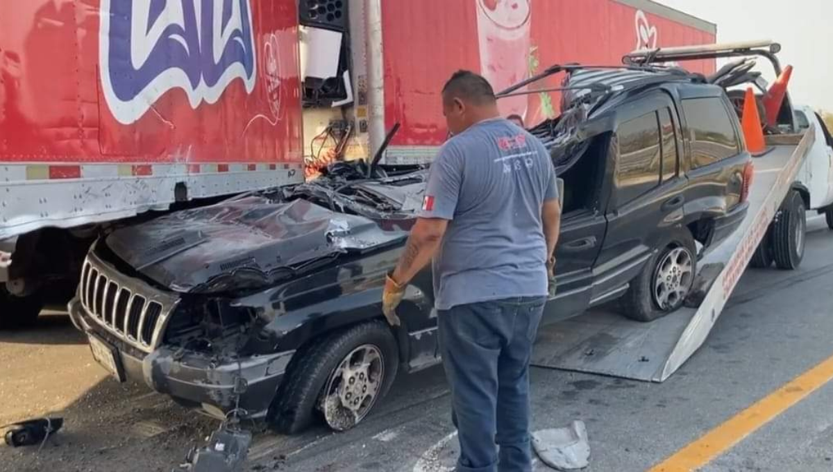 Testigos de los hechos ayudaron al conductor de entre los fierros torcidos Testigos de los hechos ayudaron al conductor de entre los fierros torcidos