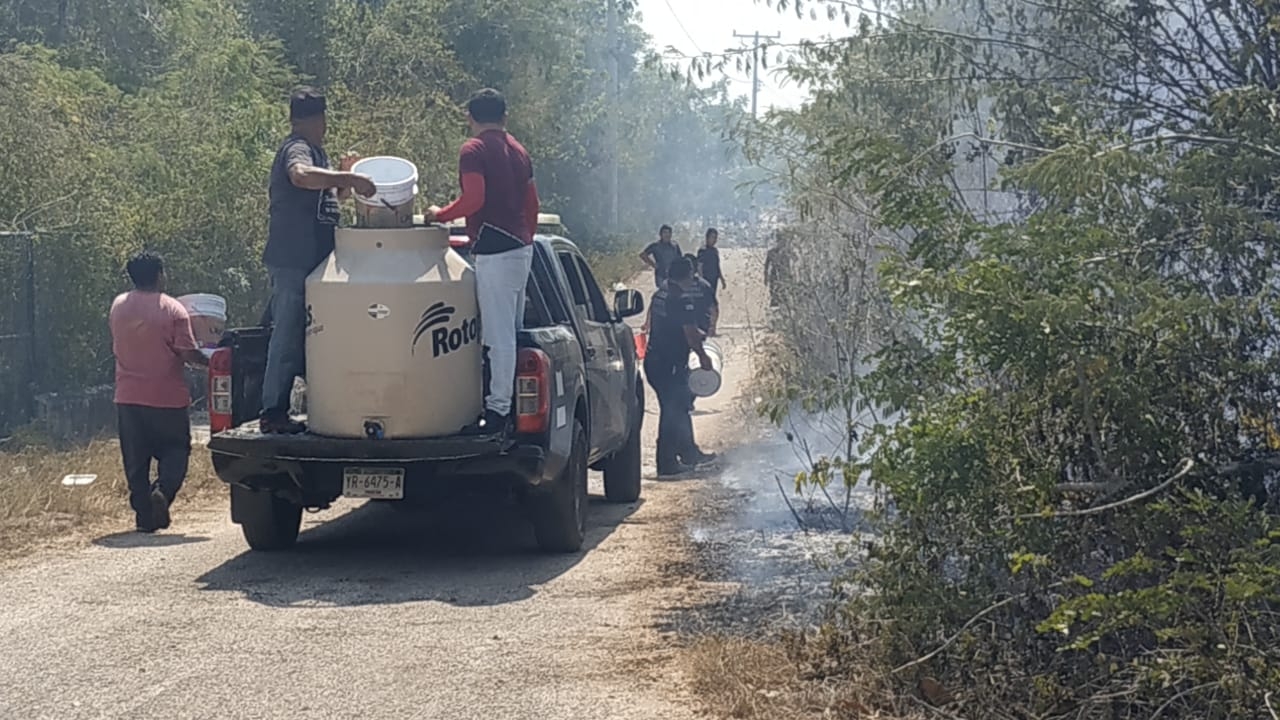 La intensa sequía y el viento avivaron las llamas que no tardaron en extenderse hacia afuera del plantel La intensa sequía y el viento avivaron las llamas que no tardaron en extenderse hacia afuera del plantel