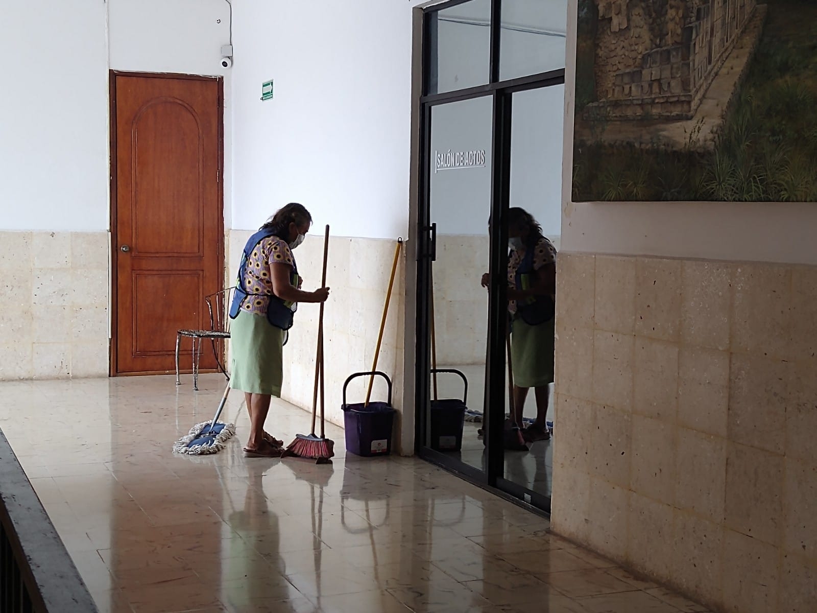 A las encargadas de limpieza del Palacio no les dieron el día libre y les pagaron un mísero salario, aseguran A las encargadas de limpieza del Palacio no les dieron el día libre y les pagaron un mísero salario, aseguran