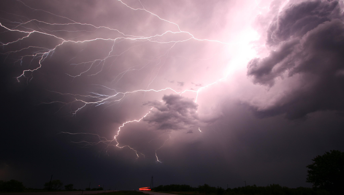 Las bolas de fuego se dieron en medio de una tormenta. Foto: especial Las bolas de fuego se dieron en medio de una tormenta. Foto: especial