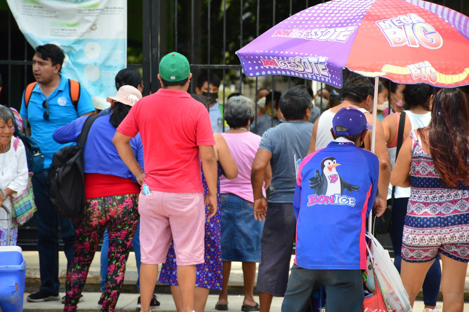 Padres de familia piden a Seduc resolver falta de electricidad en escuela primaria.