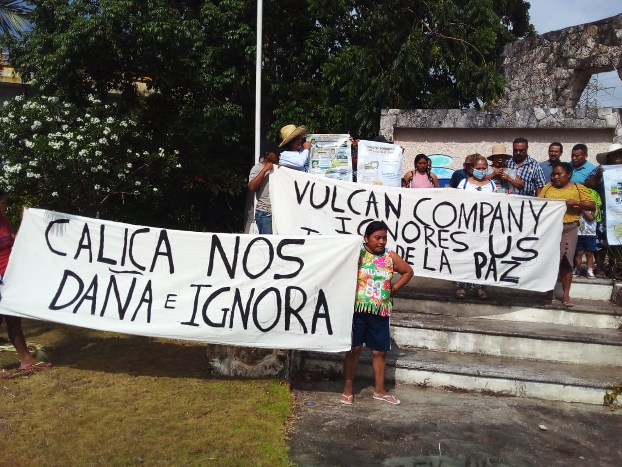 Con mantas y pancartas los ciudadanos exigieron a Calica una reparación de los daños ocasionados