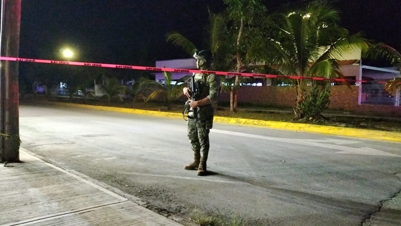 Elementos de la Marina y de la Policía Municipal resguardaban esa área. Elementos de la Marina y de la Policía Municipal resguardaban esa área.
