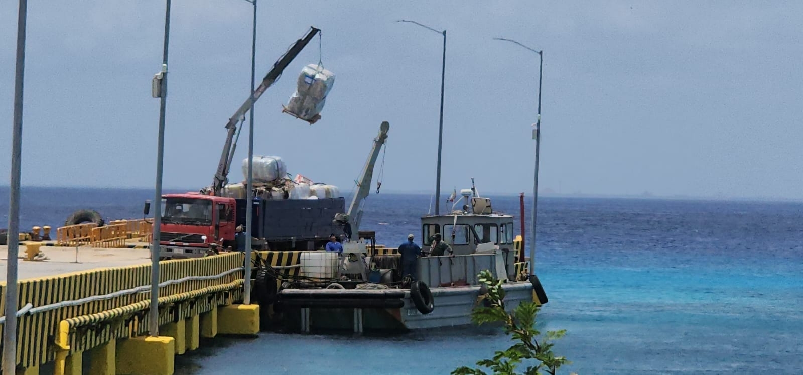 La carga con posibles contaminantes fue “paseada” por varios puntos de la isla de Cozumel La carga con posibles contaminantes fue “paseada” por varios puntos de la isla de Cozumel