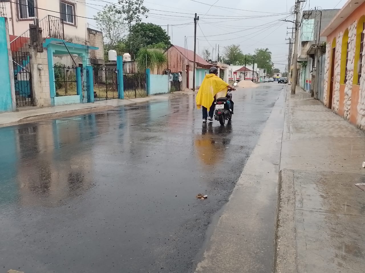 Pocas personas se atrevieron a salir a la calle bajo la lluvia Pocas personas se atrevieron a salir a la calle bajo la lluvia