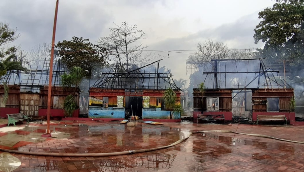 Un fuerte incendio en José María Morelos consume 4 palapas Un fuerte incendio en José María Morelos consume 4 palapas