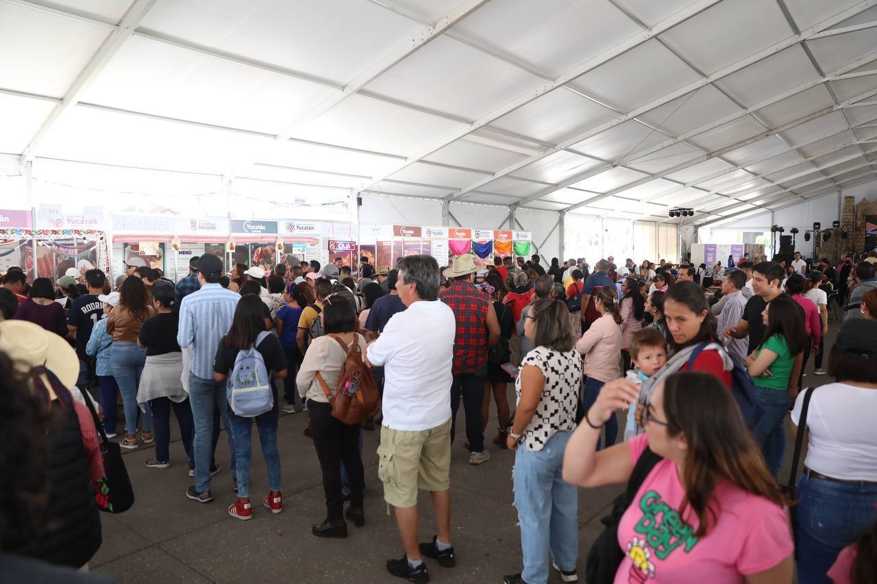 Rogerio Castro convivió con las jefas de familia, a quienes platicó sobre los nuevos beneficios