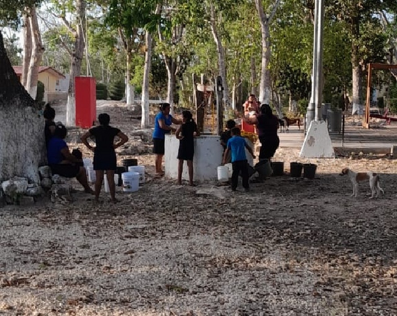 Tienen que caminar varias cuadras, hasta un pozo para sacar agua con una soga y una cubeta para cubrir sus necesidades, aunque con riesgo de enfermarse al beberla Tienen que caminar varias cuadras, hasta un pozo para sacar agua con una soga y una cubeta para cubrir sus necesidades, aunque con riesgo de enfermarse al beberla