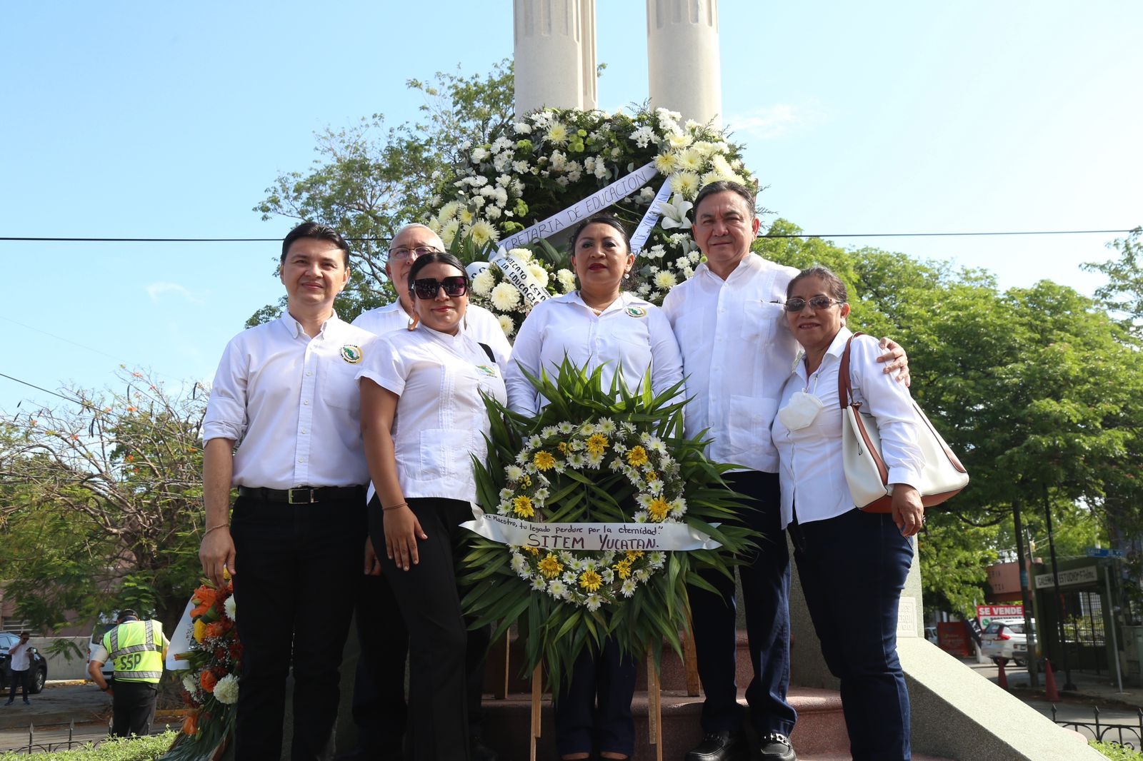 La ofrenda por el Día del Maestro fue colocada en la avenida Reforma de Mérida La ofrenda por el Día del Maestro fue colocada en la avenida Reforma de Mérida