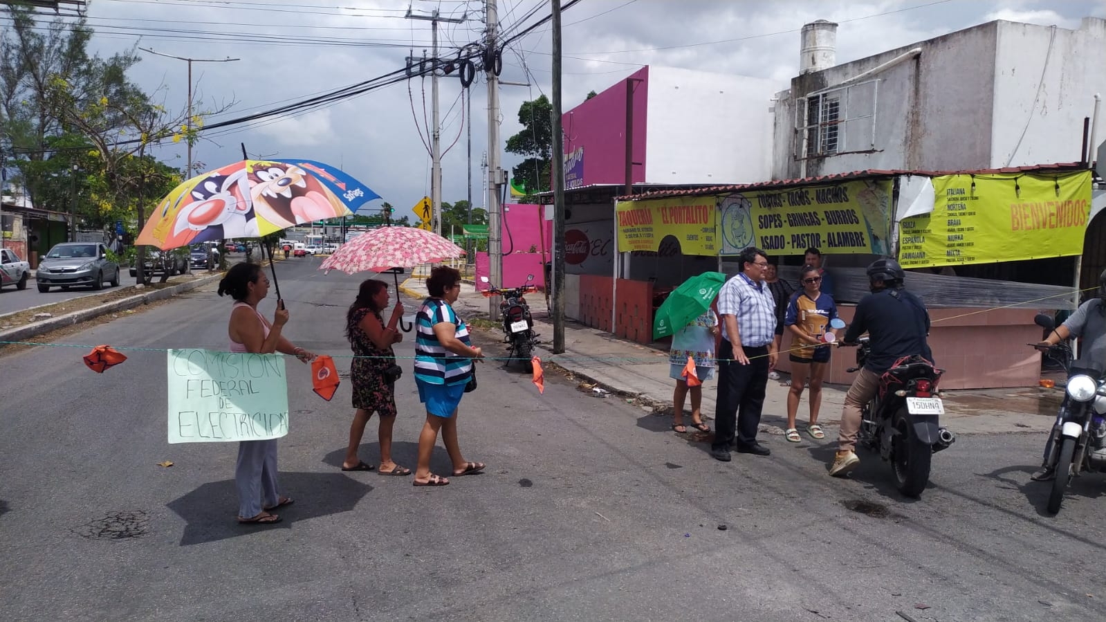 Vecinos de Vergel 65 impiden paso de vehículos Vecinos de Vergel 65 impiden paso de vehículos