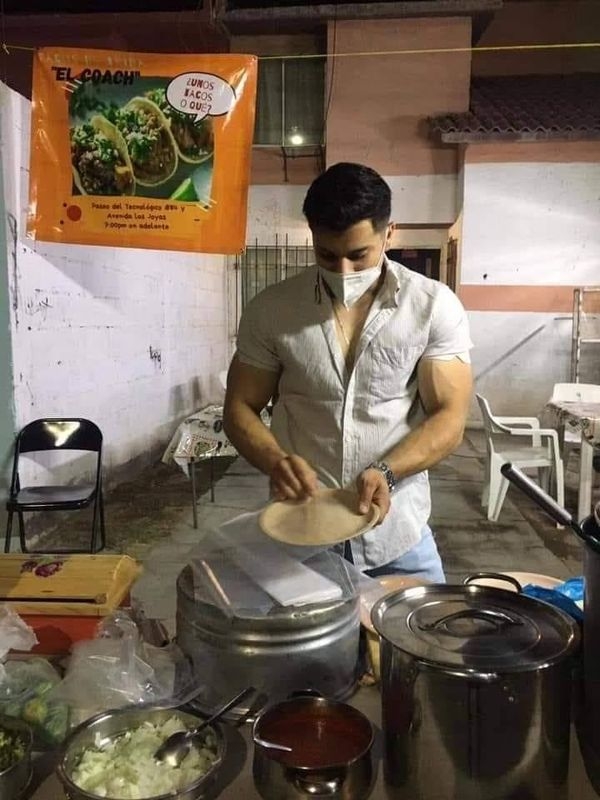 Joven taquero de México se vuelve viral por su sexy figura
Joven taquero de México se vuelve viral por su sexy figura