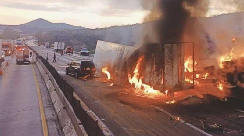Fuerte choque en la carretera en la México-Querétaro provoca incendio y cierre de vialidades