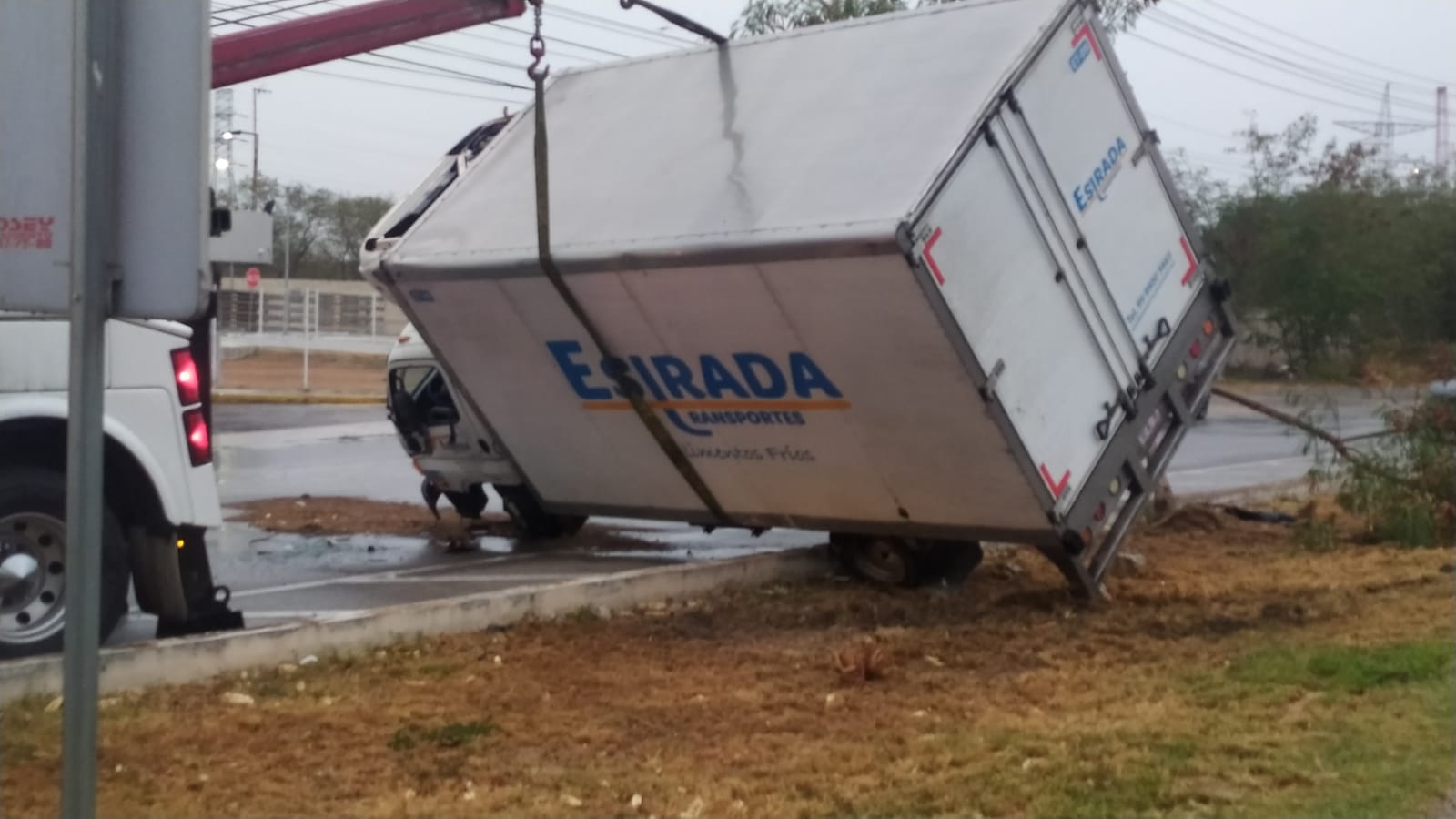Después de una llovizna que humedeció el pavimento, un conductor no pudo evitar que el vehículo en el que viajaba se saliera en el kilómetro 48 de la vía rápida