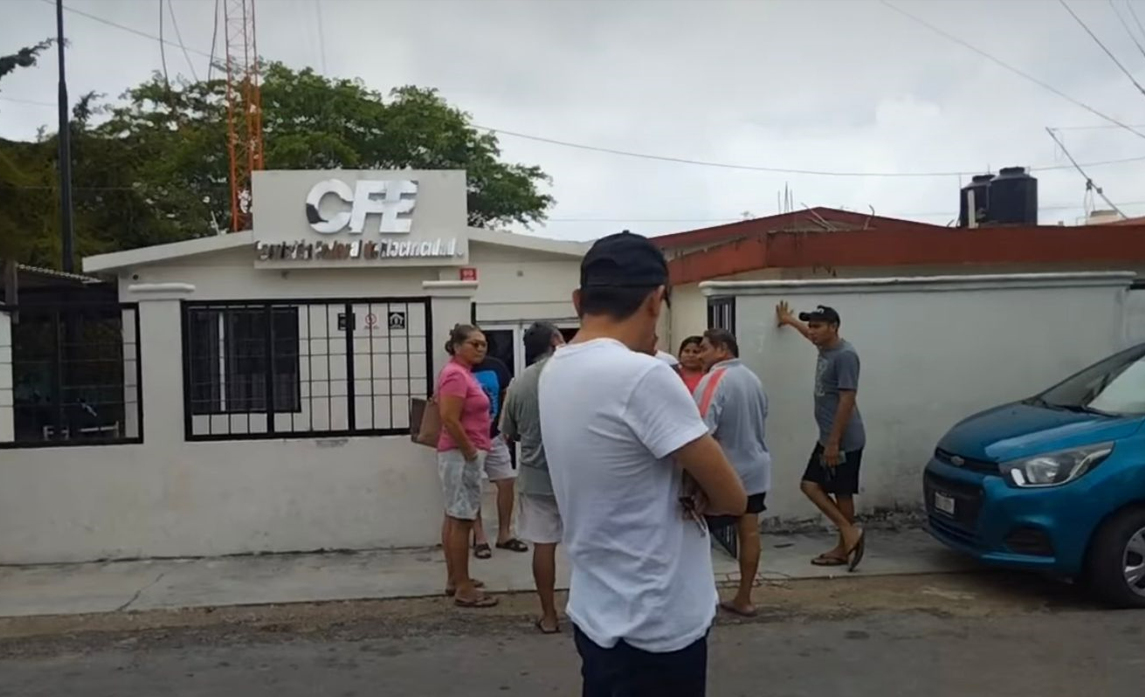 Pobladores de Bacalar encaran al encargado de la CFE por apagones