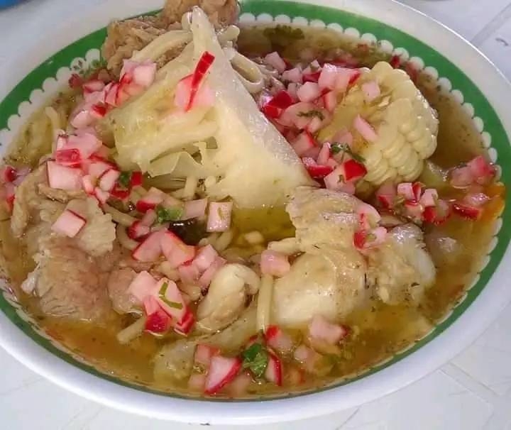 El puchero se acompaña con rábano, cilantro y cebolla picada El puchero se acompaña con rábano, cilantro y cebolla picada