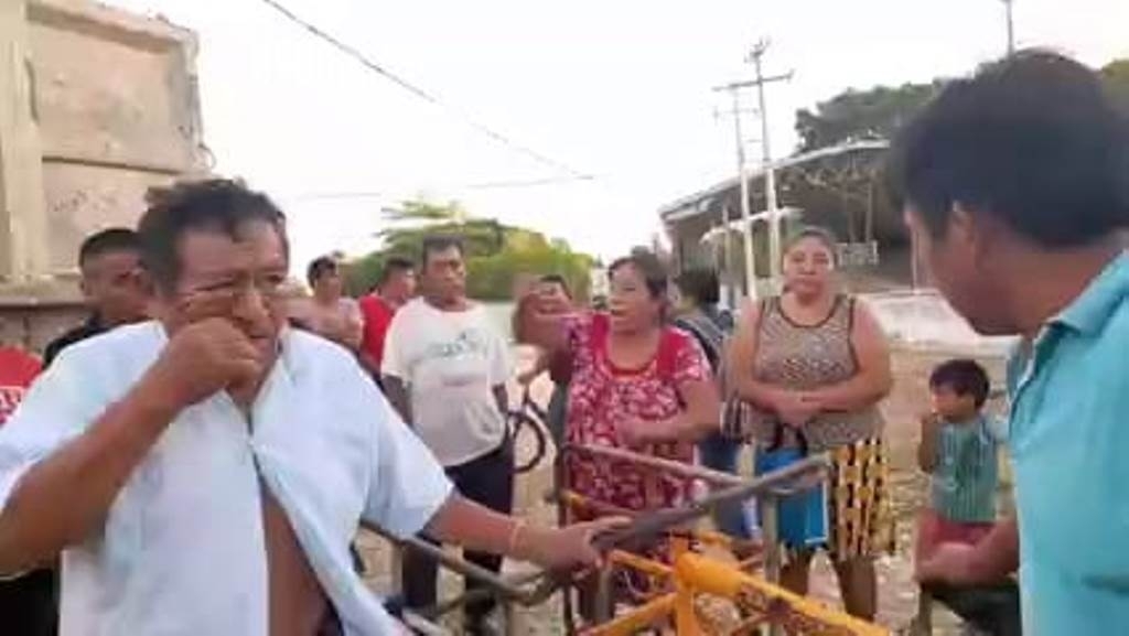 Los vecinos se quejan de que el sepulturero saca las sabanas manchadas de sangre Los vecinos se quejan de que el sepulturero saca las sabanas manchadas de sangre