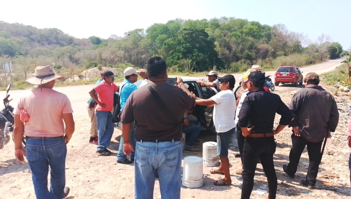 Desde las 07:00 horas, un grupo de aproximado de 30 ejidatarios perteneciente al rejado de Escárcega se plantaron con vehículos Desde las 07:00 horas, un grupo de aproximado de 30 ejidatarios perteneciente al rejado de Escárcega se plantaron con vehículos
