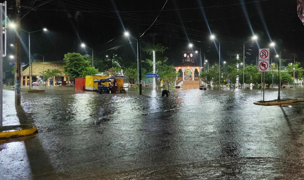 El agua rebasó en nivel del empaquetado de las calles y se metió al parque principal El agua rebasó en nivel del empaquetado de las calles y se metió al parque principal