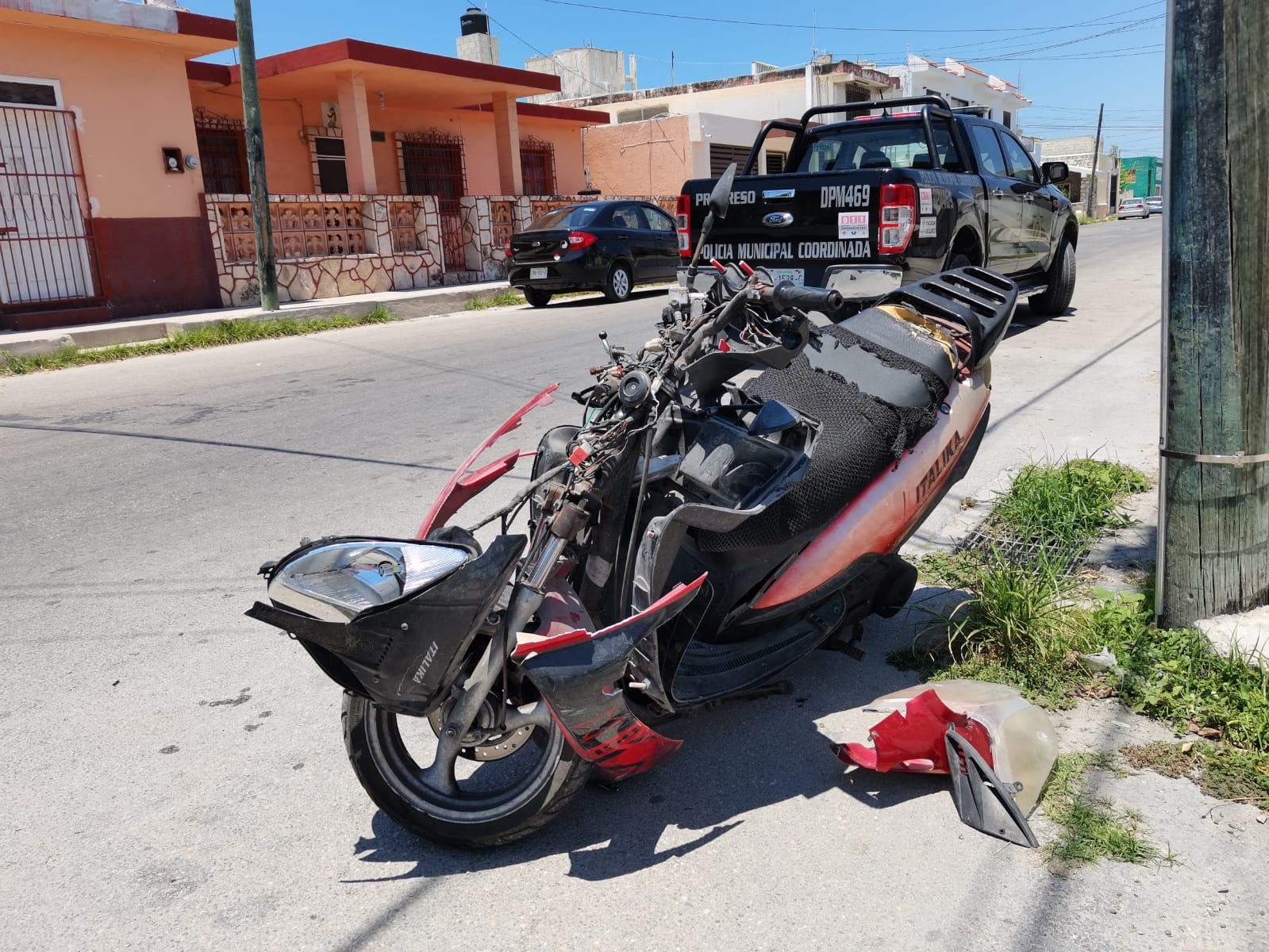 Hombre destruye su motocicleta en un aparatoso accidente en Progreso