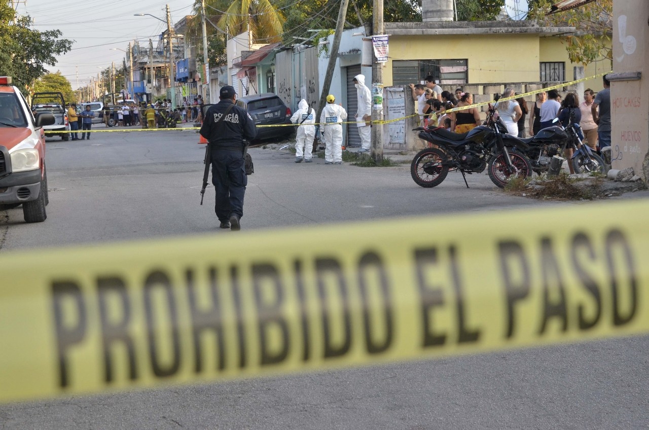 El cuerpo al quedar debajo de la unidad tuvo que ser sacado por bomberos El cuerpo al quedar debajo de la unidad tuvo que ser sacado por bomberos