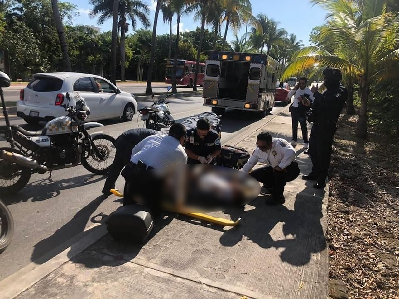 De acuerdo con la versión de testigos del percance, los conductores no respetan el semáforo, a la altura de Puerto Cancún
