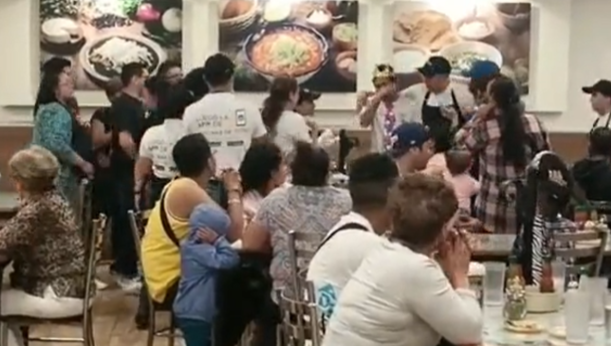El joven recibió un pan de elote de cortesía El joven recibió un pan de elote de cortesía