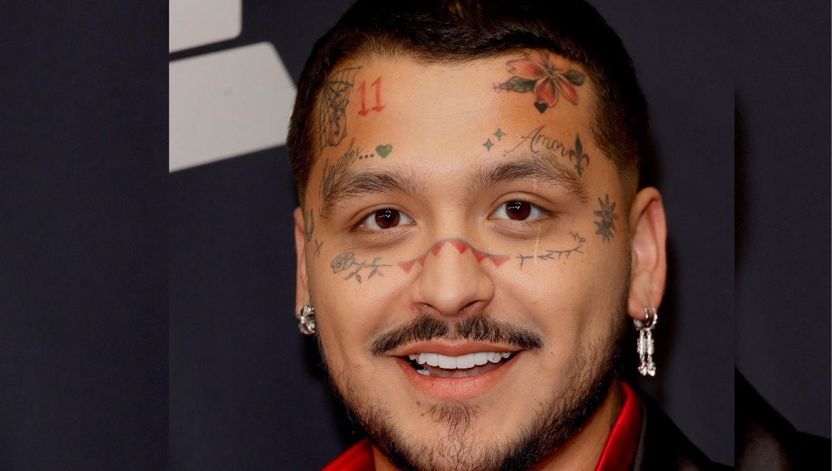 Christian Nodal ya se está borrando los tatuajes del rostro