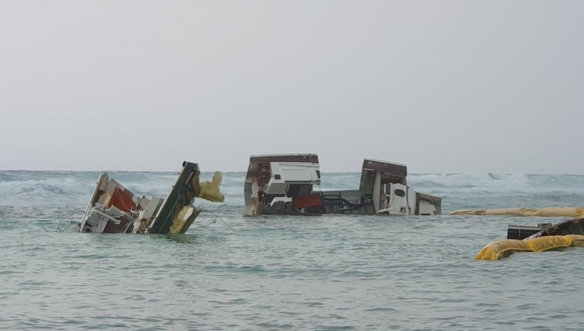 Velero encallado hace dos semanas en Playa del Carmen pone en riesgo zona de arrecifes