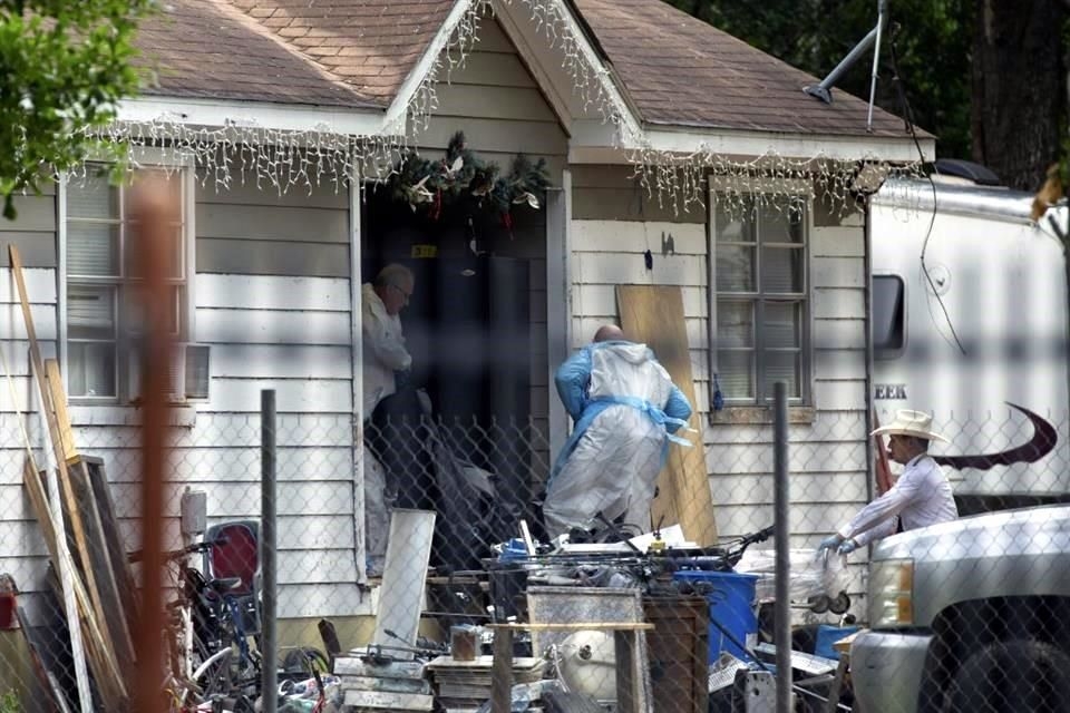El sospechoso fue detenido al norte de Houston; habría atado a las víctimas en San Jacinto con un rifle AR-15