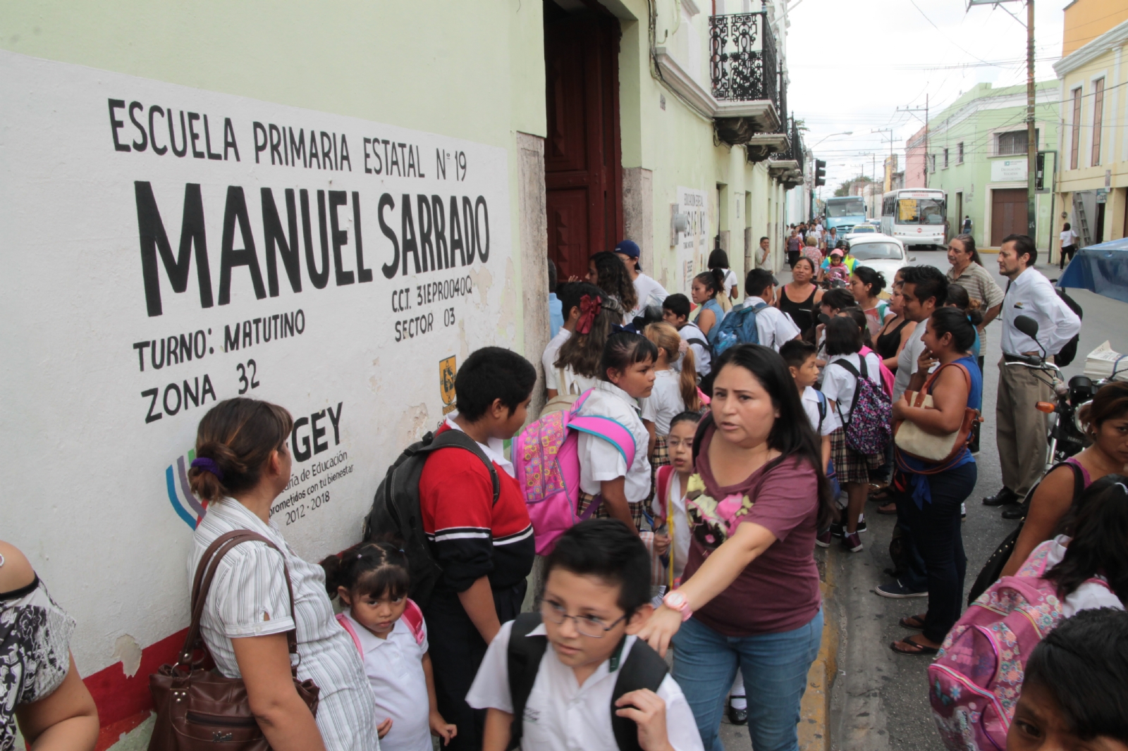 Se informó que, con respecto al curso escolar 2023-2024, los cupos de las primarias y secundarias ya están llenos
