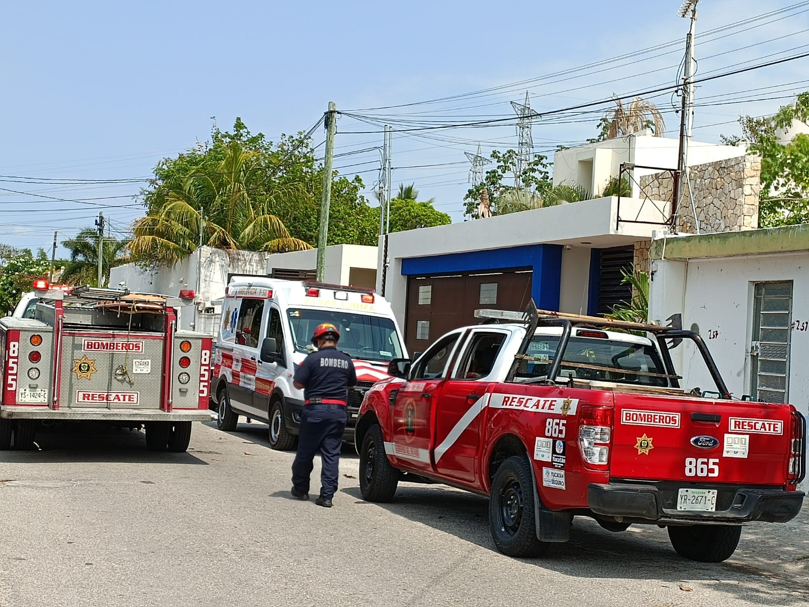 El trabajador quedó colgado de una pierna
