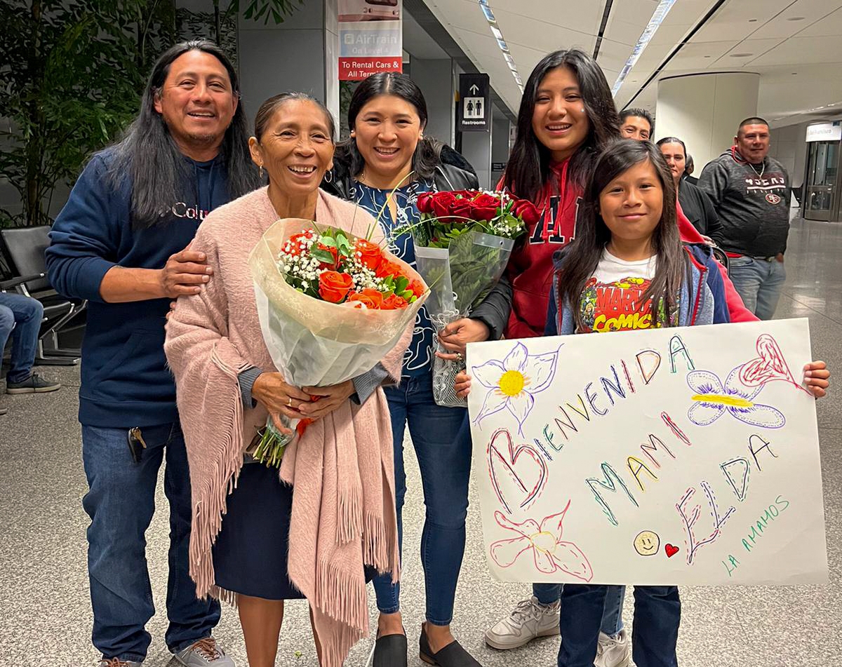 La abuelita fue recibida con flores y carteles de bienvenida por parte de sus hijos y nietos