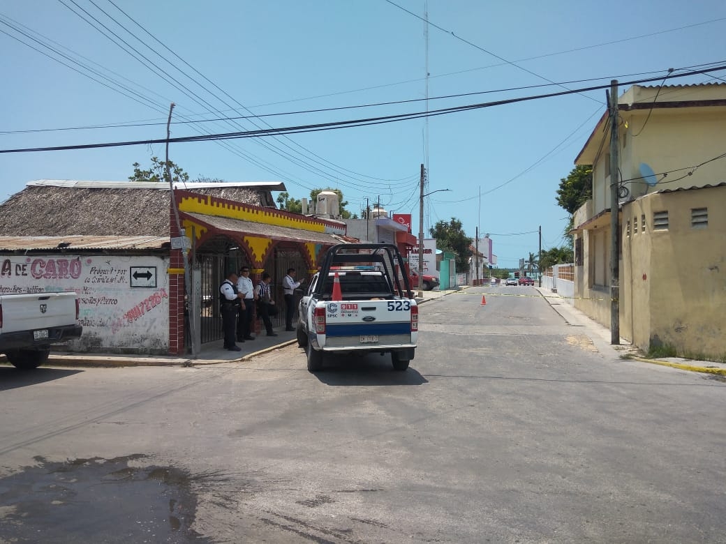 Los atacantes iban a bordo de un auto color rojo