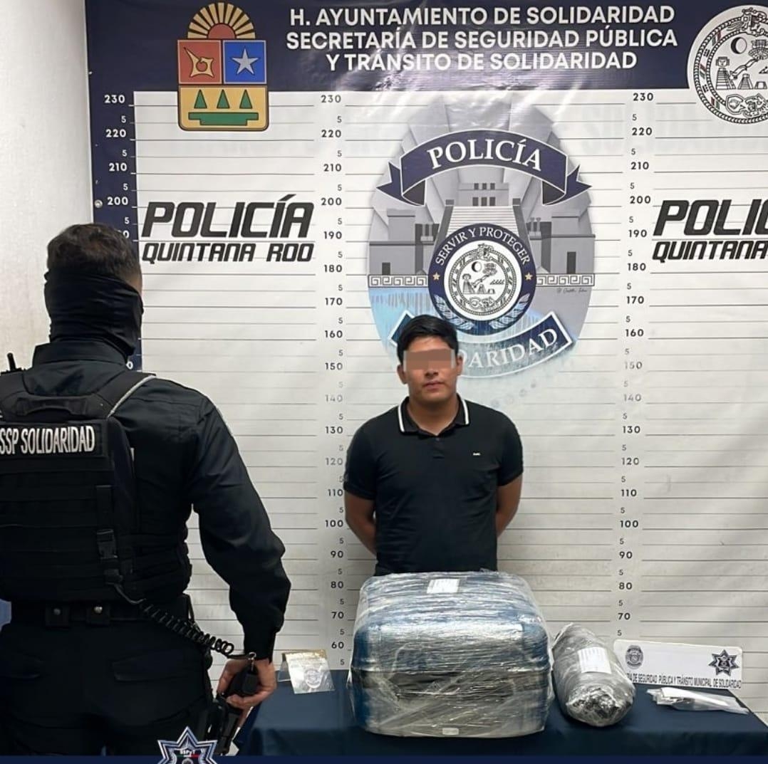 Al parecer rompió el vidrio de una camioneta sobre la calle 4 Bis Al parecer rompió el vidrio de una camioneta sobre la calle 4 Bis