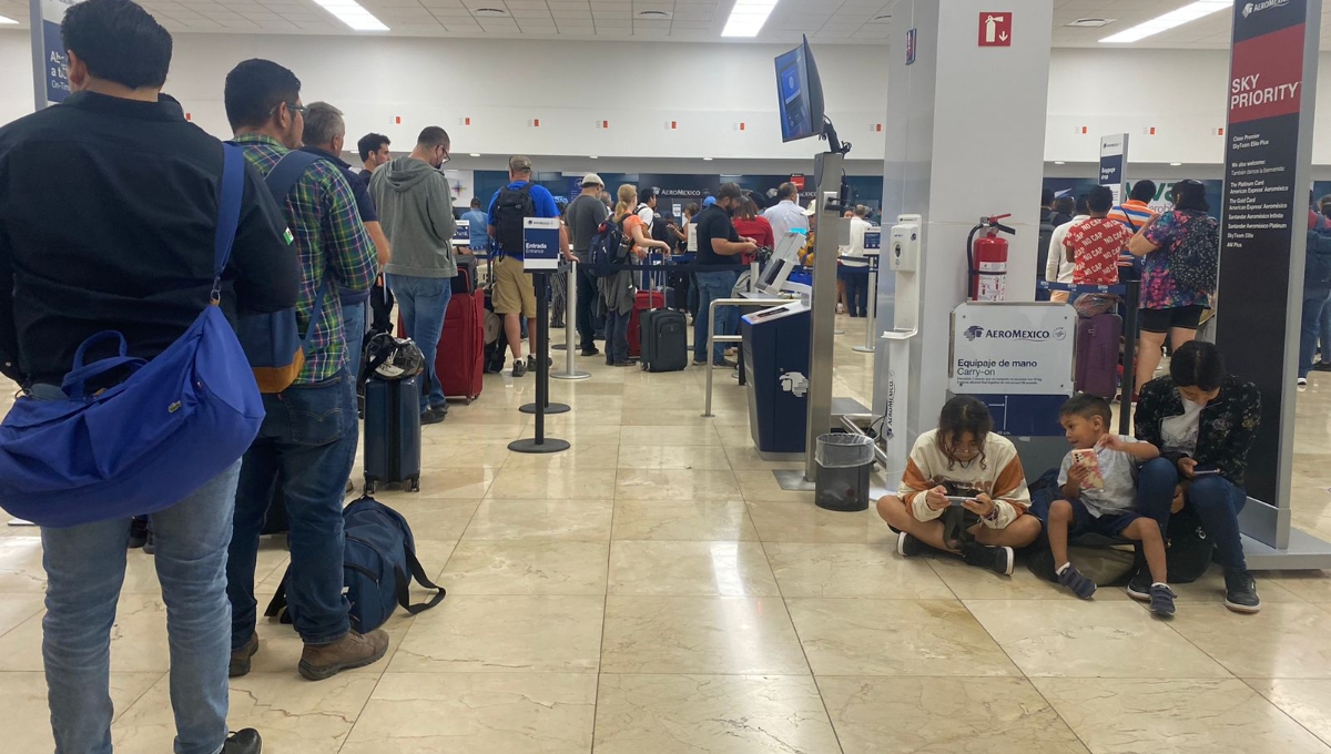 Los pasajeros se muestran calmados y pacientes por los retrasos programados